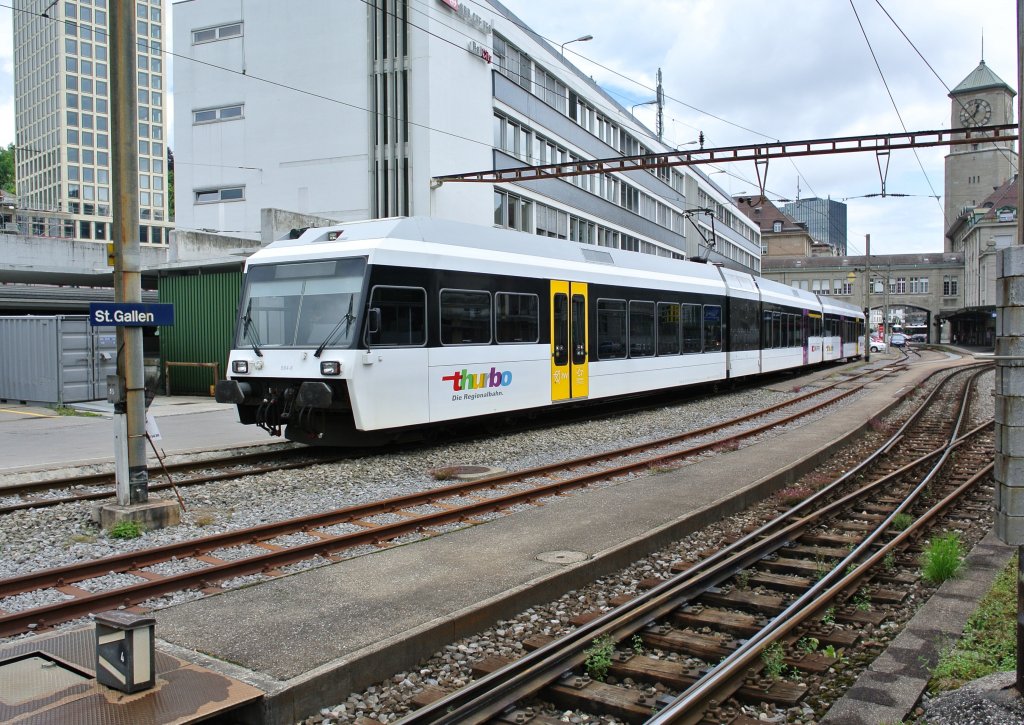 Thurbo GTW der 1. Generation (ex. MThB), RABe 526 684-6, inkl. zustzlichem Steuerwagen, abgestellt beim Bahnhof St. Gallen, 21.07.2012.