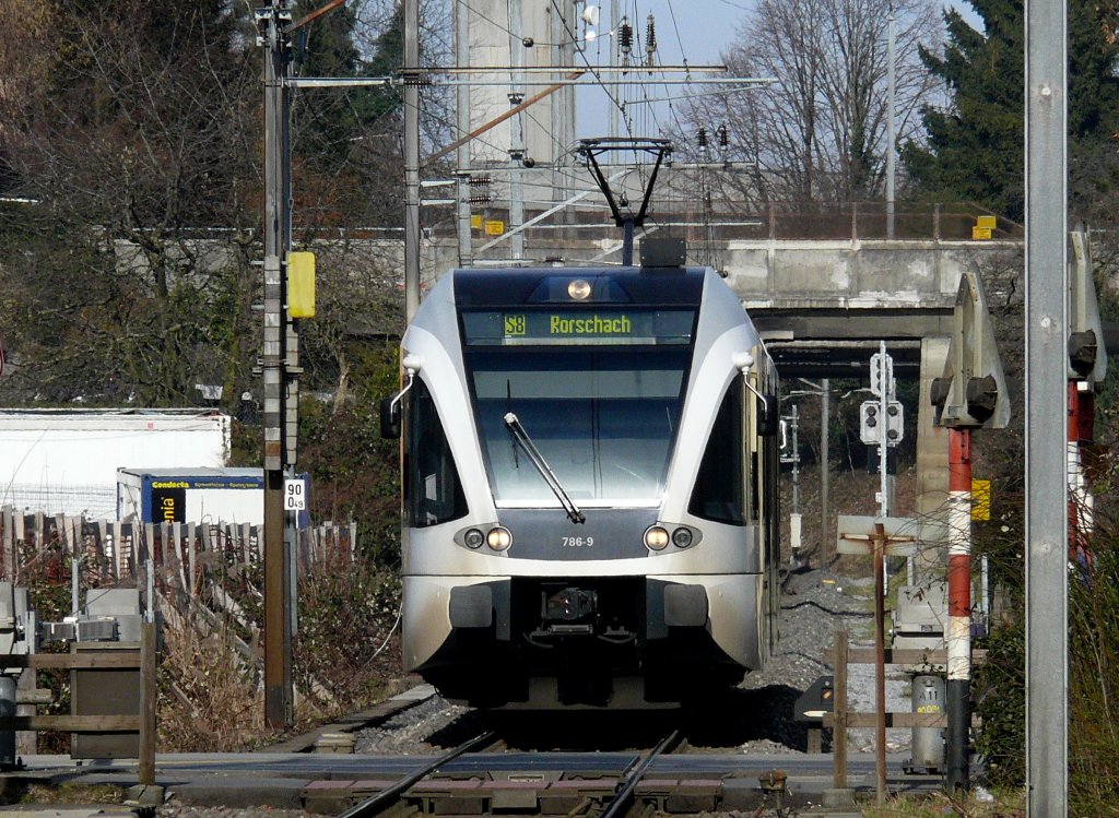 Thurbo GTW 2/8 RABe 526 786-9 bei der Einfahrt in Bahnhof Arbon
am 04.02.2011.
