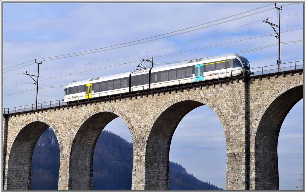 Thurbo S22 RABe 526 berquert den Rhein bei Eglisau auf der Fahrt nach Singenn/Htwl. (08.03.2013)