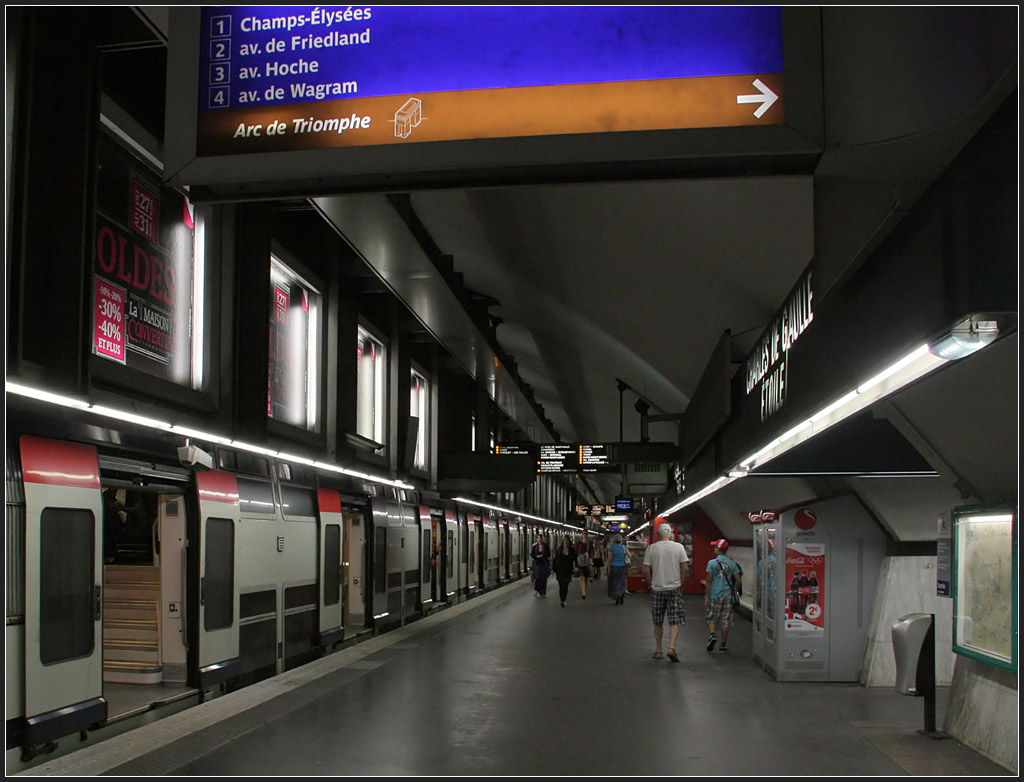 Tief unter dem Arc de Triomphe - 

Die RER Station  Charles-de-Gaulle-Étoile  liegt in großer Tiefe unter dem Arc de Triomphe. Sie ging am 21.02.1970 zusammen mit der Station  La Défense  und der dazwischen liegenden Tunnelstrecke in Betrieb. Bis November 1971 bestand ein Inselbetrieb zwischen diesen beiden Stationen. Das neue Büroviertel La Défense wurde so an die Pariser Schnellbahnnetz angeschlossen. An der Station  Charles-de-Gaulles-Étoile  musste dann zur Weiterfahrt in die Metro umgestiegen werden. Ab 1971 ging es dann um eine Station weiter bis  Auber  und 1977 war dann die ganze Stadtunterquerung für die Linie A fertig. 

18.07.2012 (M)