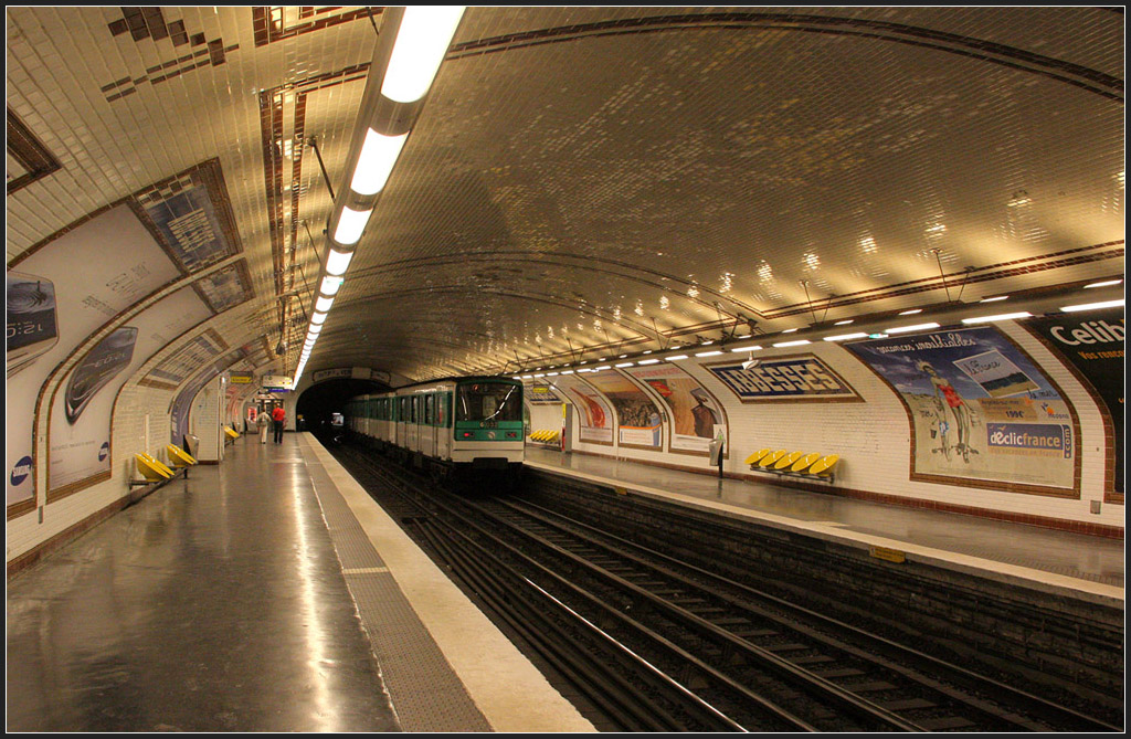 Tief unter dem Hügel von Montmartre - 

Die Station Abbesses der Linie 12 ist eine der tiefsten Metrostationen von Paris. Über einen Aufzug oder viele Treppenstufen führt der Weg für die Fahrgäste an die Oberfläche. Der Streckenabschnitt mit dieser Station ging am 31.10.1912 in Betrieb; er ist also bald 100 Jahre alt. 

19.07.2012 (M)