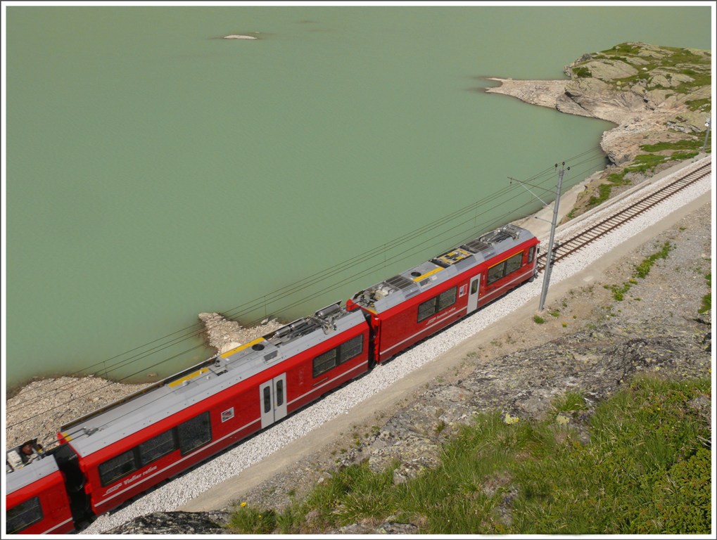 Tiefblick auf den ABe 8/12 des BerninaExpress 970 am Ufer des Lago Biancos. (14.07.2010)