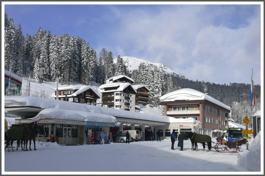 Tiefverschneiter Bahnhof Arosa. Hinten steht der Bahnersatzbus aus Litzirti und davor die Pferdekutschen, die keine Schneeketten bentigen. (09.01.2012)