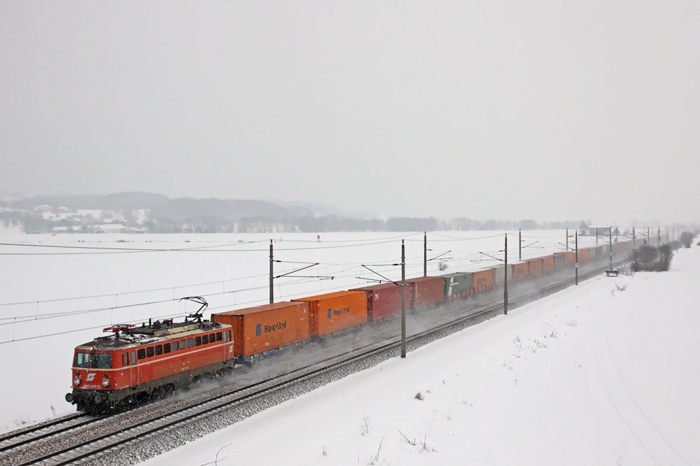 Tiefwinterliche Bedingungen herrschten am 11.02.2010 in N�.
Eigentlich durch Zufall kam dann die sch�ne 1042.033 mit SKGAG 41384 auf der Fahrt von Hegyeshalom nach Enns vorbei. 