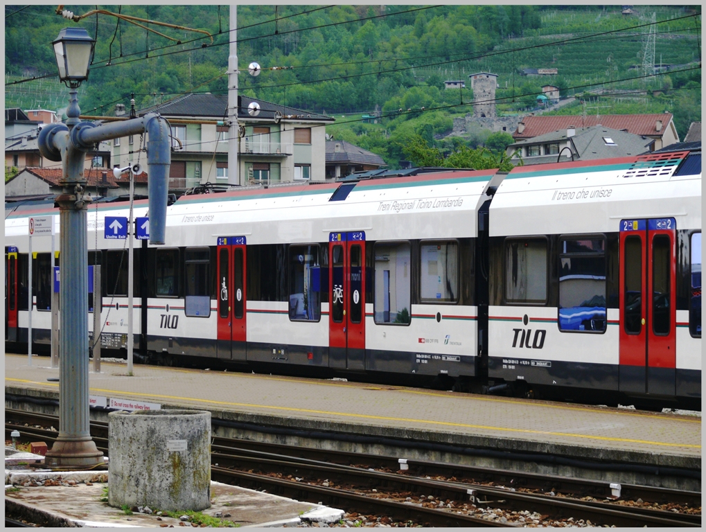 Tirano ist fr modernen Nahverkehr und auch historische Fahrten mit Dampf gerstet. ETR150 / RABe 524 001-5. (08.05.2010)