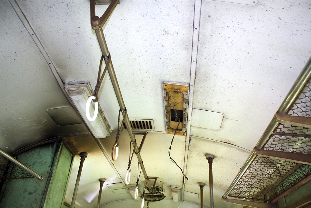 TiT: Auch fehlende Deckenleuchten stellen kein Problem dar. Innendetail des กซข.1024 (กซข. = BPD/Bogie Power Diesel Railcar With Driving Cab, Hitachi/Nippon Sharyo, Bauj. 1971), aufgenommen am 18.Juni 2011 während der Fahrt als ORD 434 zwischen den Haltestellen Ban Nong Kham und Ban Ta Noen.