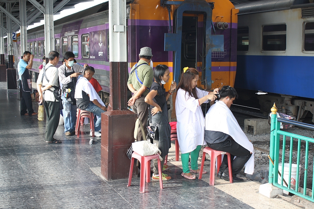 TiT - This is Thailand: Friseur- Salon  am Bahnsteig bei Gleis 12 im bangkoker Bf. Hua Lamphong am 14.Mai 2012.