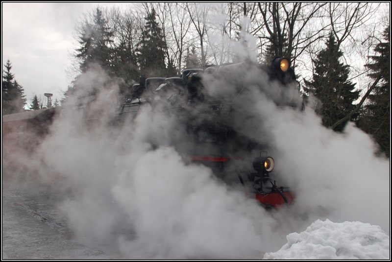 Tja, ist das eine Dampflok? Ja, bestimmt! Durch den Dampf ist die Lok selber aber schlecht zu sehen; Dampf gehrt allerdings zu einer Dampflokomotive...
99 7232-4 der HSB am 25. Februar 2010 mit Zug 8929 (Wernigerode - Nordhausen) im Bahnhof Drei Annen Hohne.