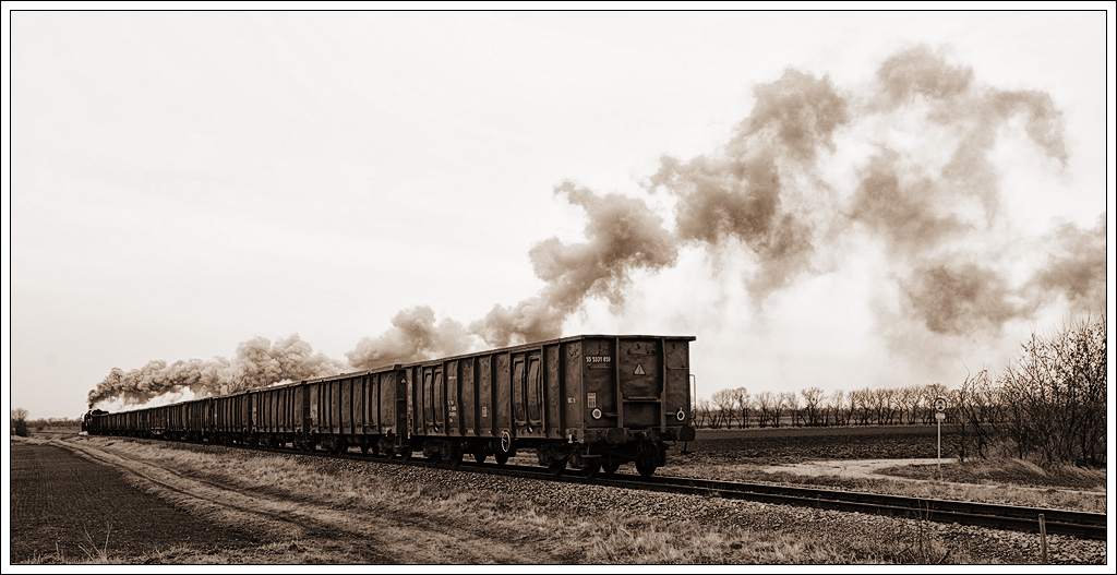 Tja, ein Plandampftag neigt sich dem Ende zu. Nachschuss auf den VG 75013 von Mistelbach nach Hohenau. Nur noch wenige Minuten, und er wird seinen Zielbahnhof erreicht haben. (26.12.2010)

