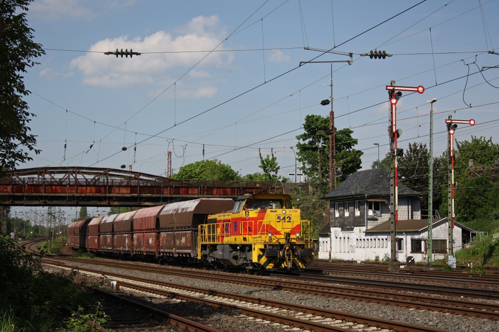 TKSE/EH 542 am 14.5.12 mit einem Kalkzug in D�sseldorf-Rath.