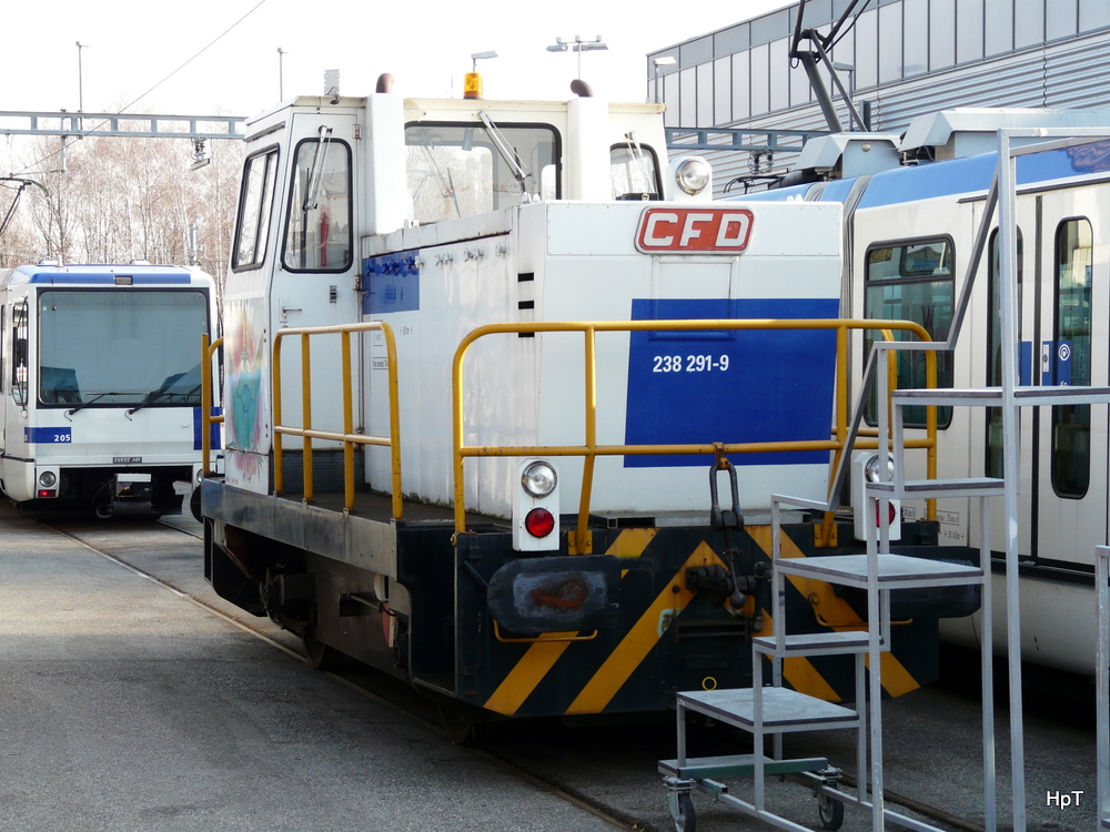 tl Mtro Ouest  M1 - Diesellok Tm 2/2  238 291-9 im Betriebsareal in Renens EPLF am 22.01.2011 .. Stadtpunkt des Fotografen auserhalb des Betriebsareals 


