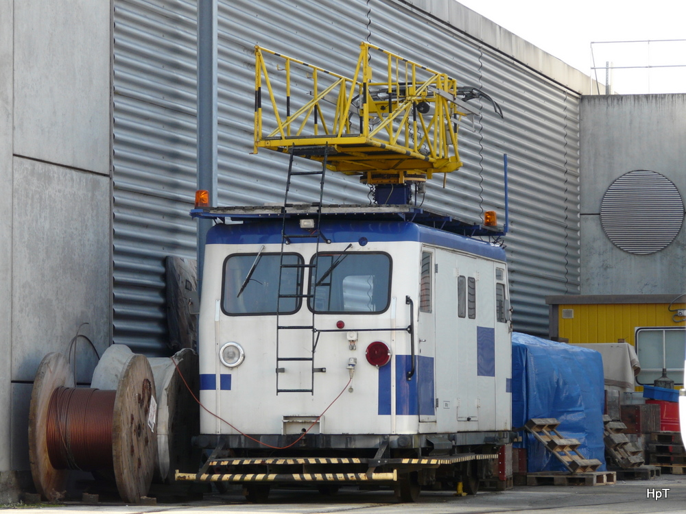 tl Mtro Ouest  M1 - Fahrleitungs Dienstfahrzueg im Betriebsareal abgestellt in Renens EPLF am 22.01.2011  .. Stadtpunkt des Fotografen auserhalb des Betriebsareals 