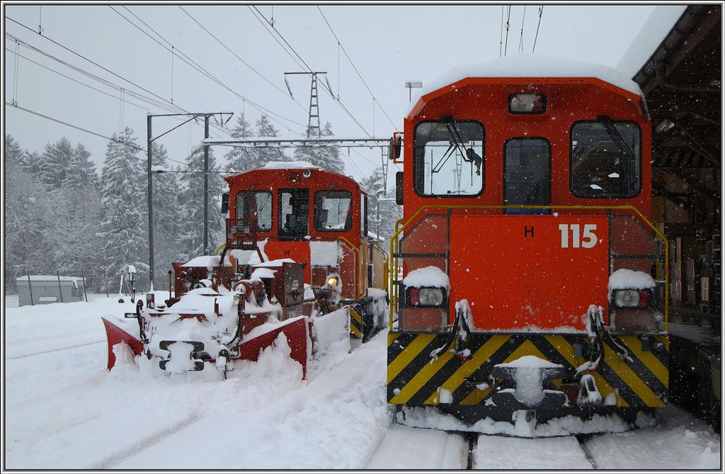 Tm 115 und Tm 87 mit Spurpflug Xk9146 bei der Schneerumung in Ilanz. (04.02.2013)