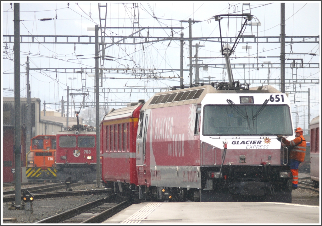 Tm 2/2 116, Ge 6/6 II 703  St.Moritz  und Ge 4/4 III 651  Fideris  in Landquart. (20.01.2011)