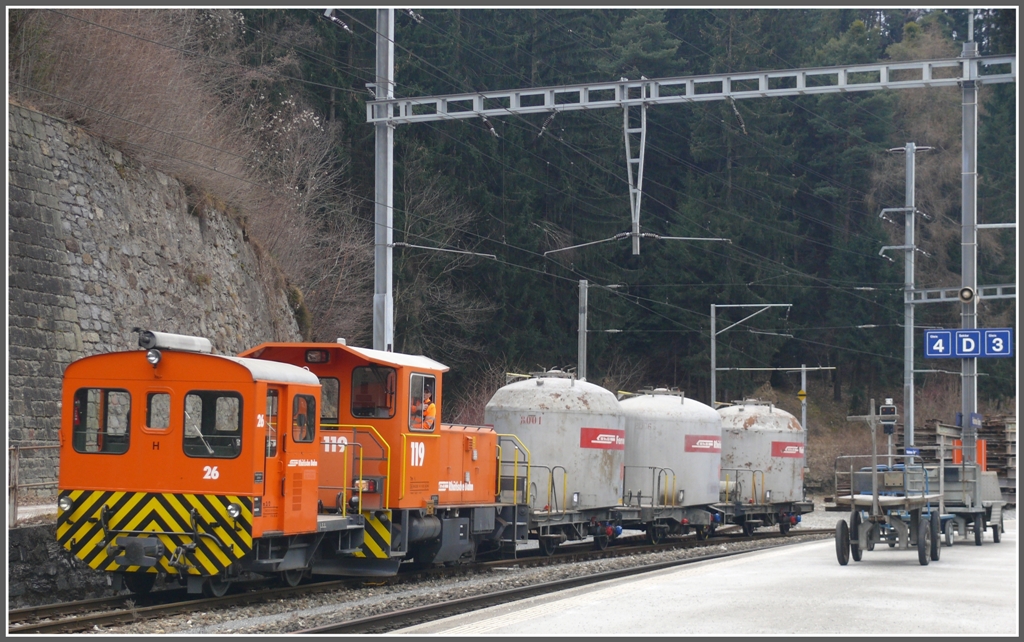 TM 2/2 119 rangiert  Mohrenkpfe  und schleppt dabei immer noch den Tm 2/2 26 mit sich herum. Reichenau-Tamins (24.01.2011)