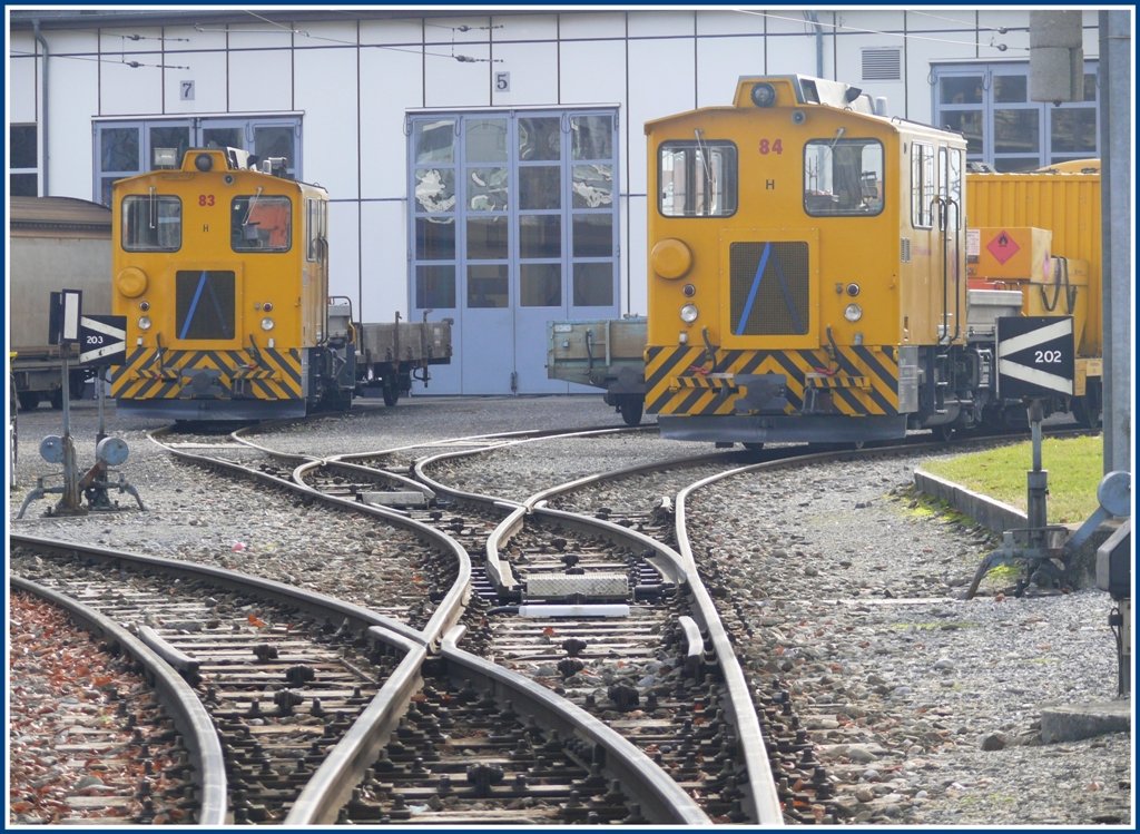 Tm 2/2 83 und 84 vor der Hauptwerksttte in Landquart. Foto vom Bahnsteig aufgenommen. (22.11.2009)
