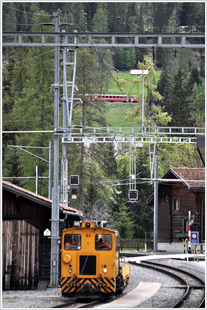 Tm 2/2 83 wartet in Bergn die Kreuzung mit RE1148 ab. (21.05.2013)