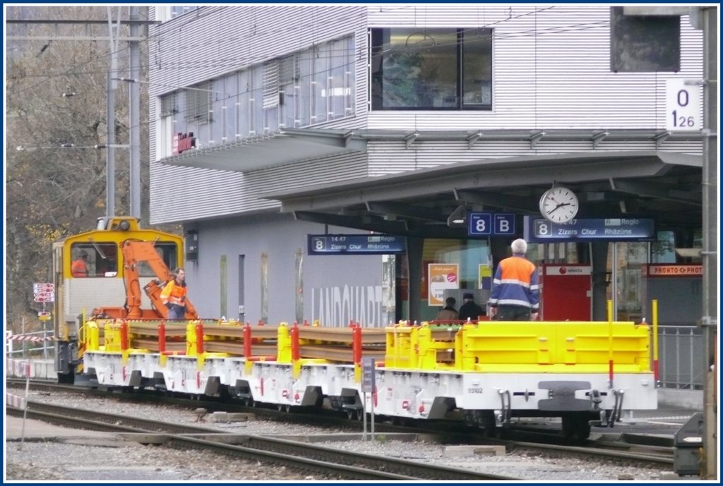Tm 2/2 84 mit vier neuen Langschienentransportwagen Xa-t in Landquart. (216.11.2009)