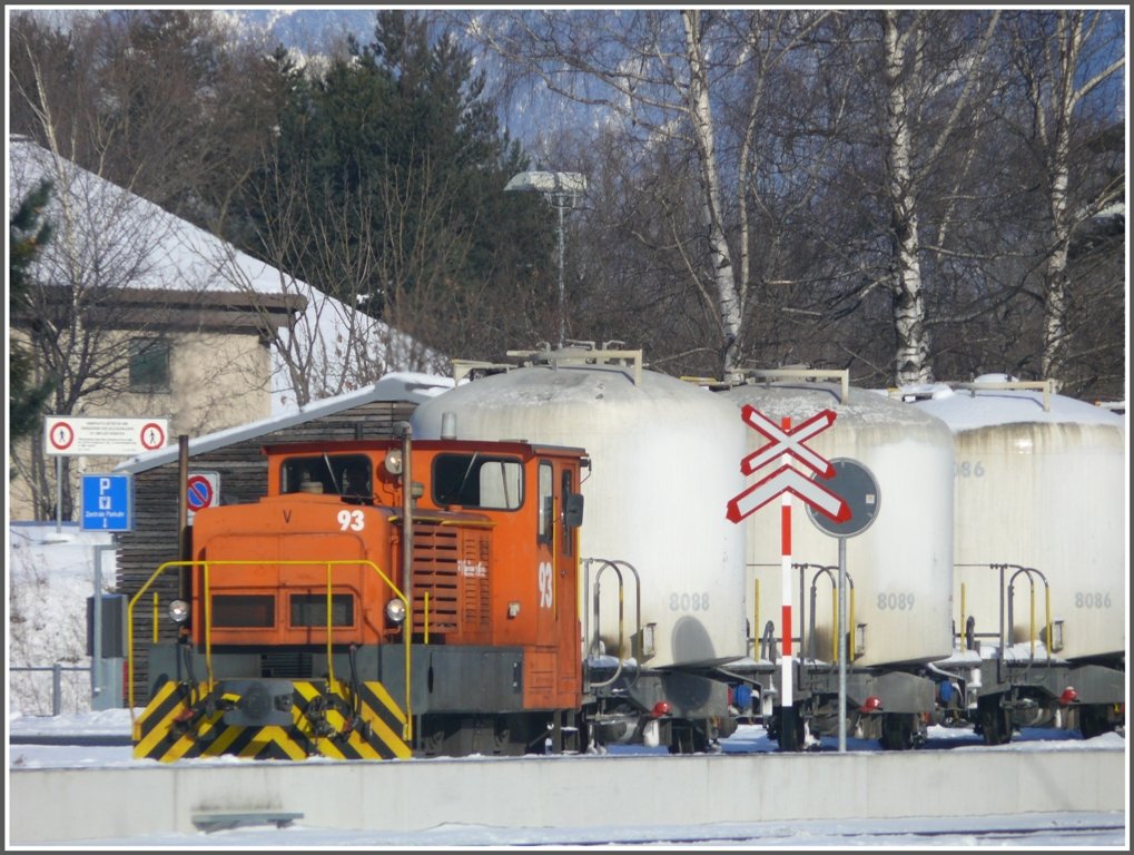 Tm 2/2 93 rangiert  Mohrenkpfe  in Untervaz-Trimmis. (01.02.2010)