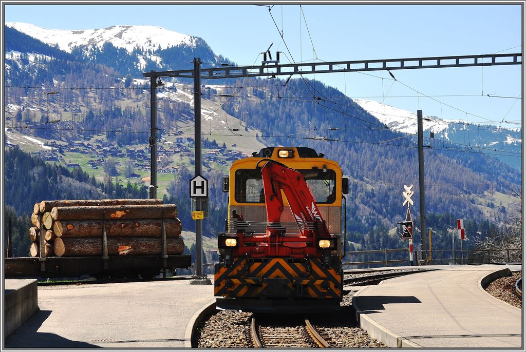 Tm 2/2 95 in St.Peter-Molinis, wo regelmssig Stammholz verladen wird. Im Hintergrund ist die Gemeinde Tschiertschen zu sehen. (25.04.2013)
