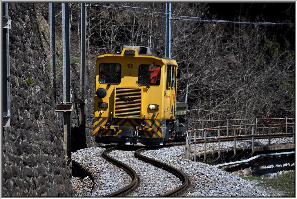 Tm 2/2 95 zwischen Paist und St.Peter-Molinis. (25.04.2013)