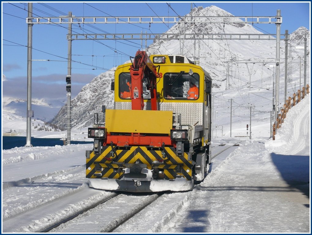 Tm 2/2 98 in Ospizio Bernina 2253m vor dem Piz Albris 3165m. (11.11.2009)