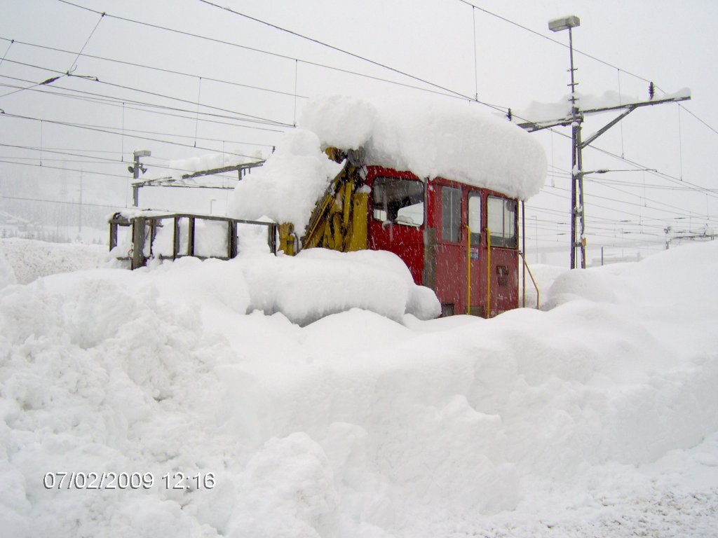 Tm 2/2 abgestellt im tief verschneiten Bahnhof Airolo, 07.02.2010.