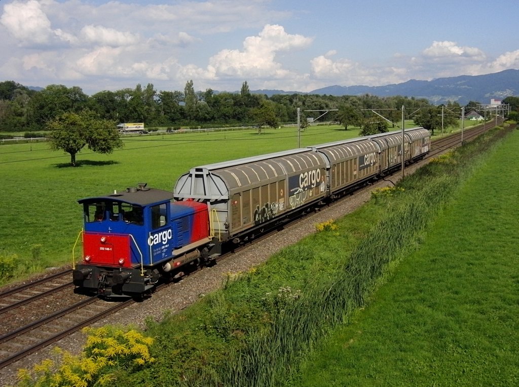 Tm 232 146-1 zieht am 10.08.2012 bei St. Margrethen ihre vier Wagen Richtung Rorschach.