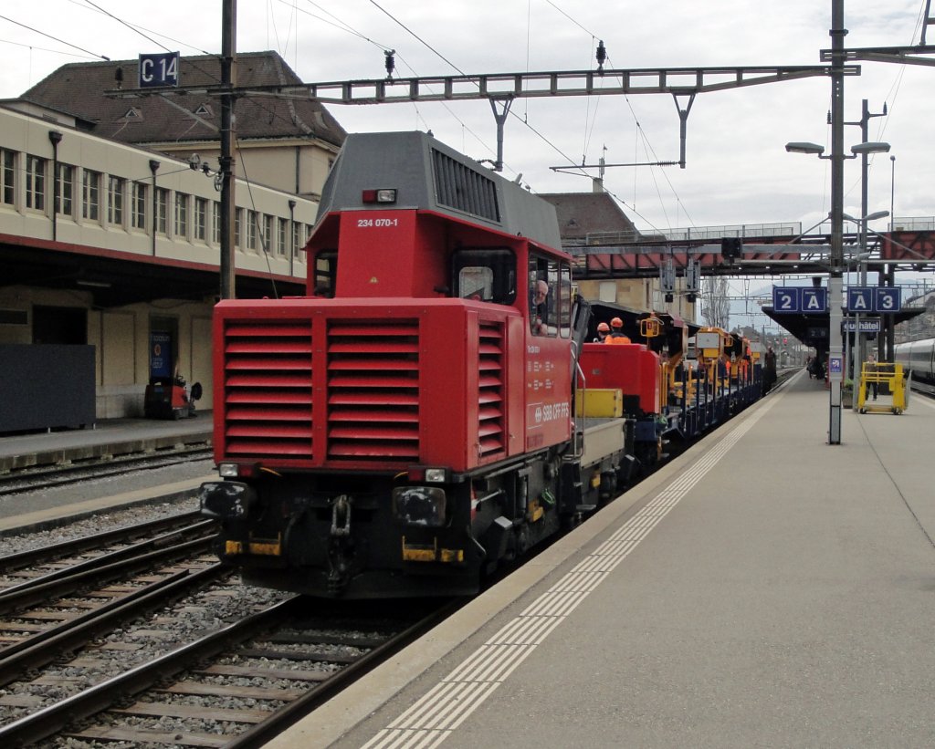 Tm 234 070-1 durchfhrt am 07.04.10 Neuchtel mit neueren Bauwagen.
