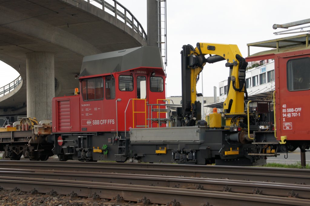 Tm 234214-5 eingereiht in einen Bauzug in LAchen SZ, aufgenommen am 10.04.2010