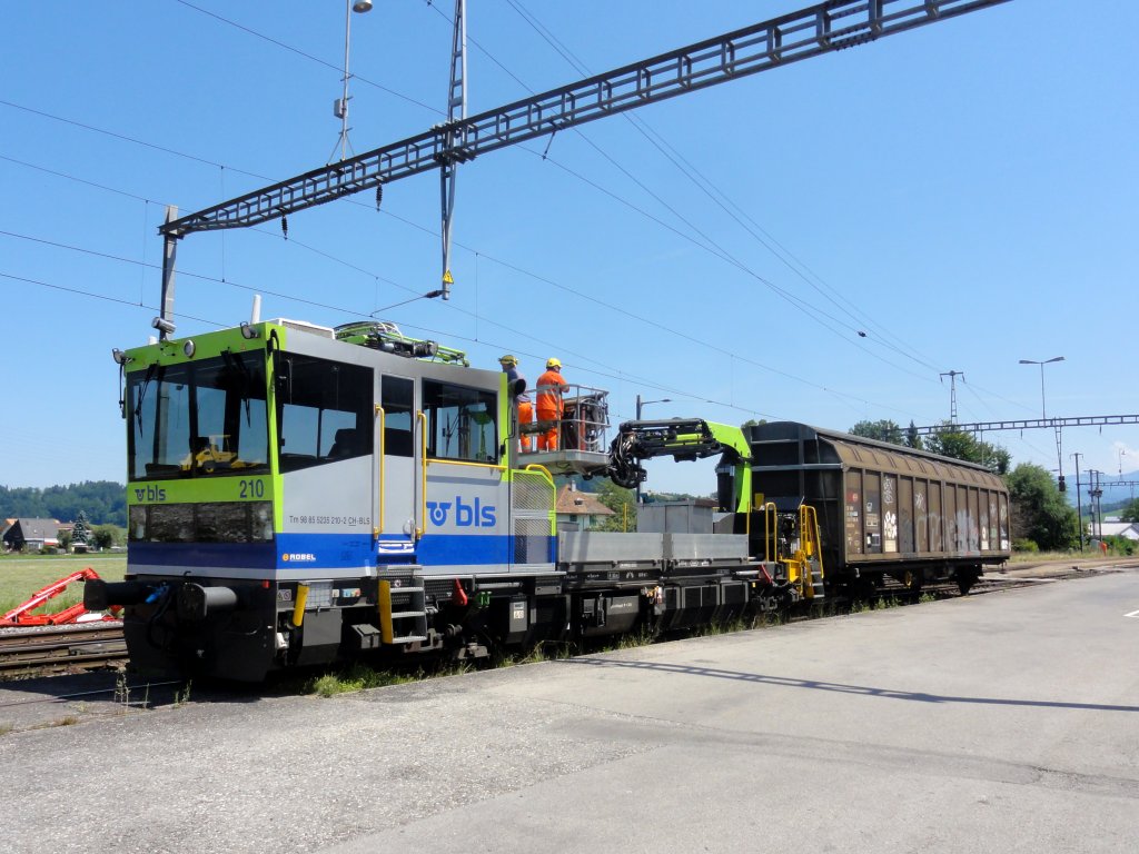 Tm 235 210 bei einem Rangiereinsatz in Burgistein am 24.07.2012