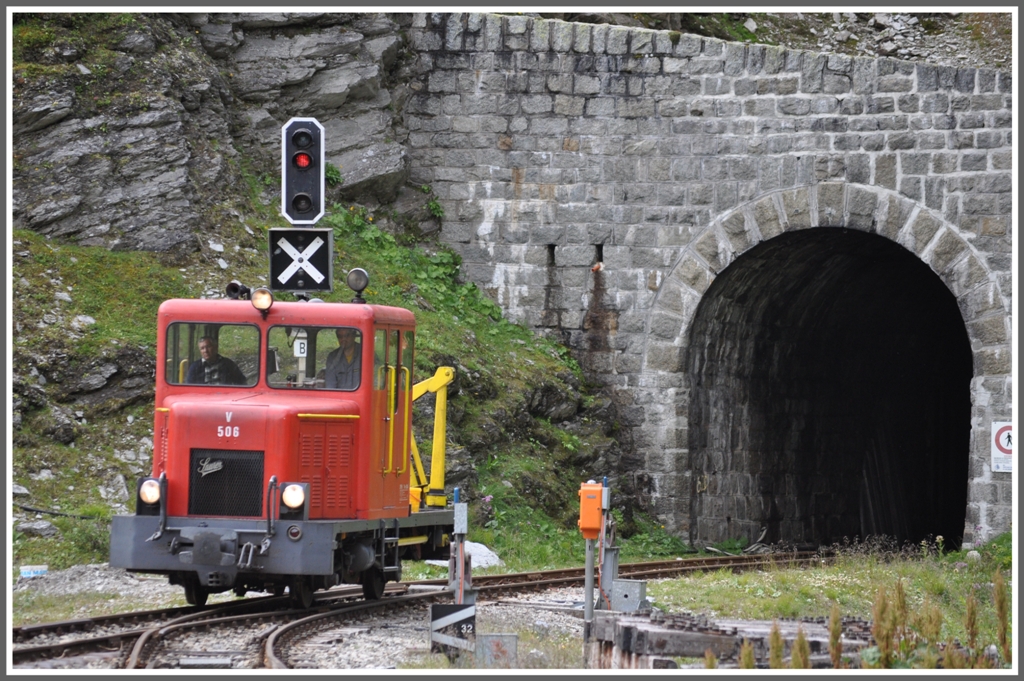 Tm 506 verlsst den Furka Scheiteltunnel und kreuzt in Furka den Dampfzug 131. (21.07.2011)