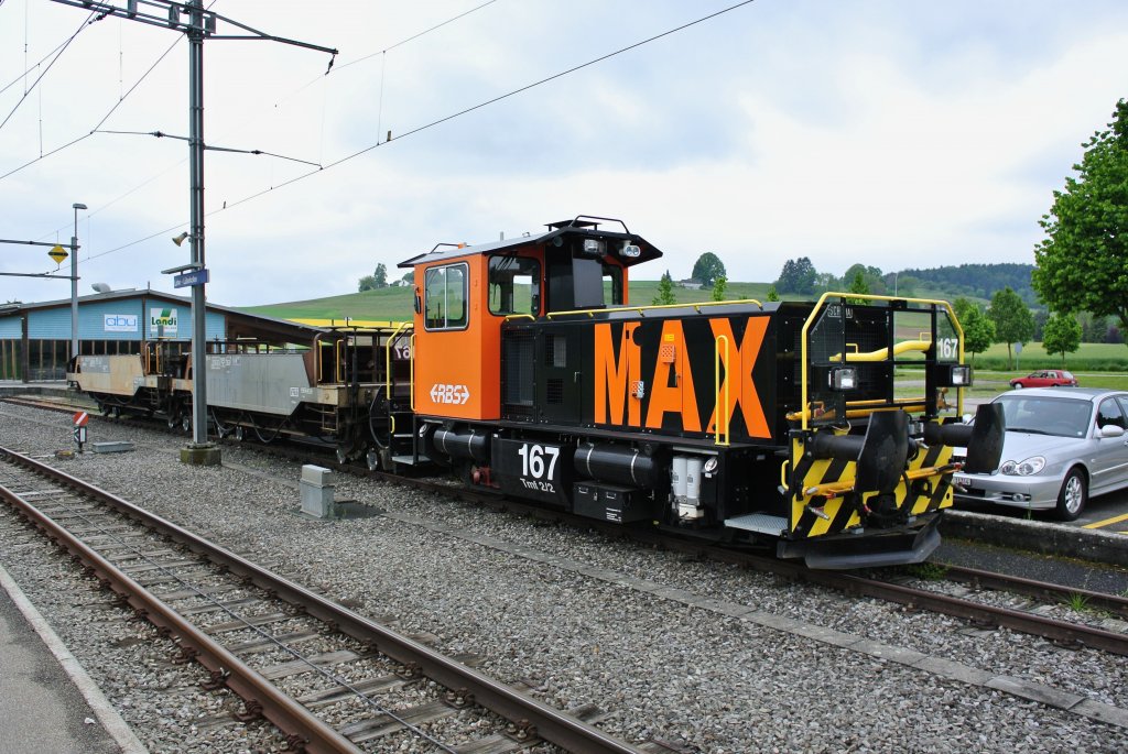 Tmf 2/2 Nr. 167,  Max , steht mit den Schotterwagen Xs 40 85 92-72 773-1 und 171-8 abgestellt in Lohn-Lterkofen, 02.06.2013.