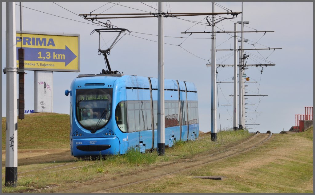 TMK 2249 der Linie 14 auf der Abfahrt von der Save Brcke Jodranski Most.(02.07.2011)