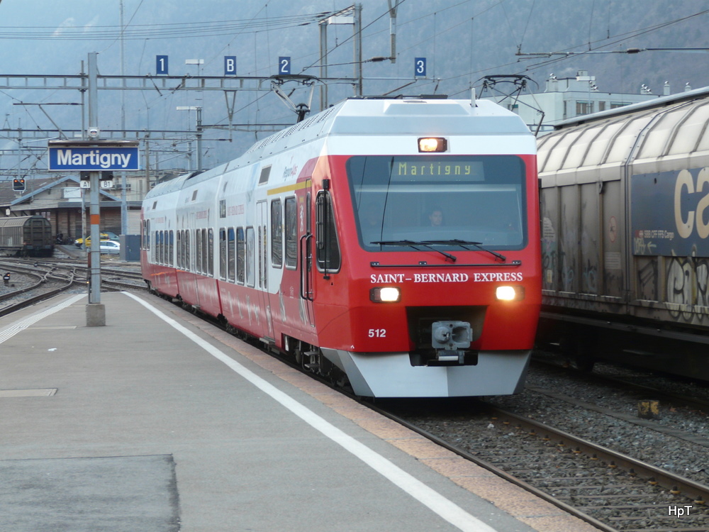 tmr - Einfahrender Triebwagen Typ Nina RABe 527 512-8 im Bahnhof Martigny am 18.03.2011