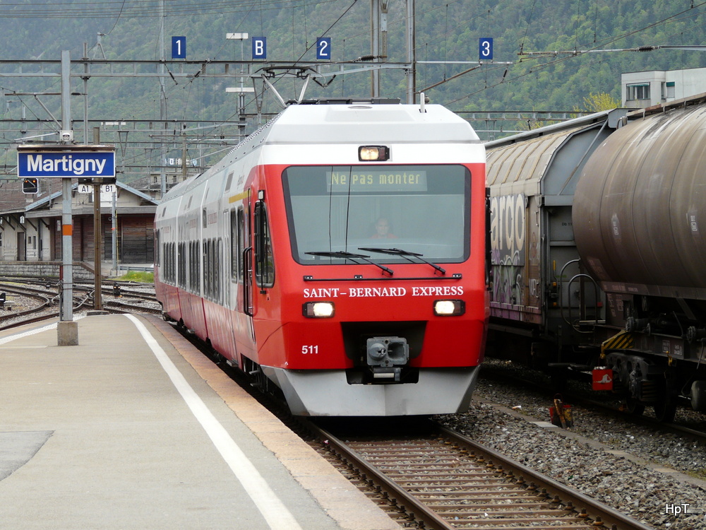 tmr - Einfahrender Triebzug RABe 527 511-0 im Bahnhof von Martigny am 01.05.2013