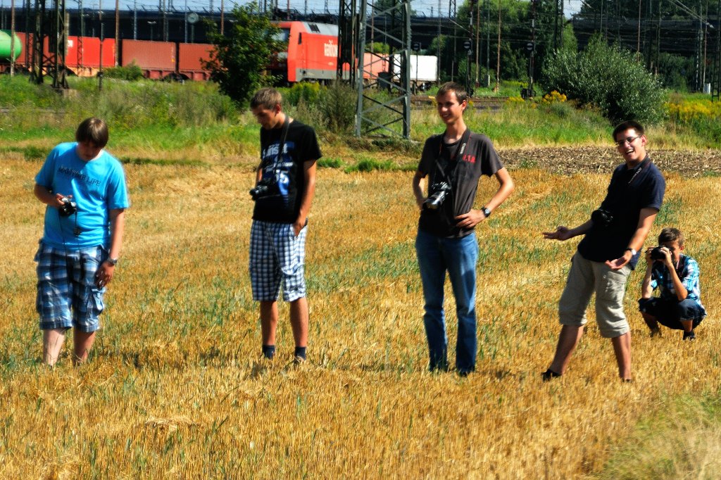 Tobias und Matthias auf der Suche nach der obligatorischen Stecknadel im Strohfeld.. Kevin presents: Dennis... und Thomas hlt das ganze  von hinten  fest.. Dieses  Stimmungs bild spricht fr die Gaudi beim Bahnbildertreffen..