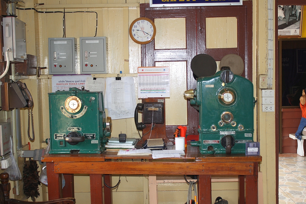 Token-Maschinen in der Fahrdienstleitung des Bf. Kanchanaburi; Bild vom 11.Mrz 2012. 

