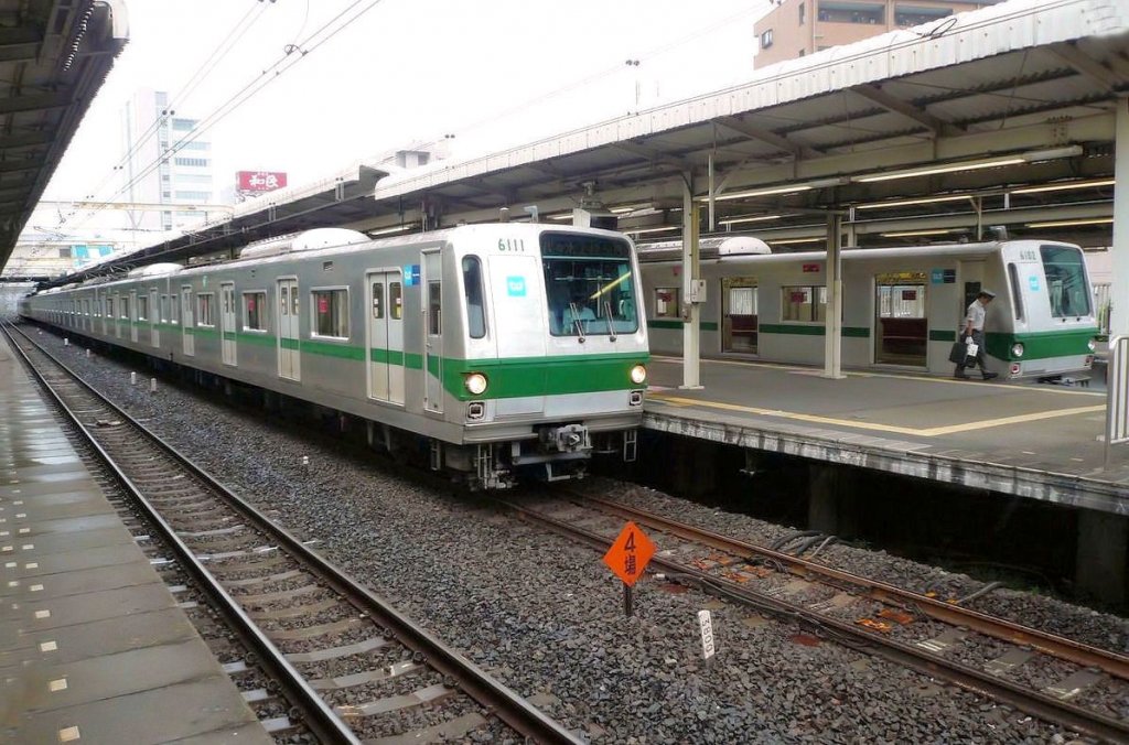 Tokyo Metro Chiyoda-Linie, Serie 6000: 35 solche schönen und bequemen 10-Wagenzüge wurden über den langen Zeitraum 1969-1990 beschafft. Hier stehen Zug Nr.11 (westseitiger Endwagen 6111) und Zug Nr.2 (Endwagen 6102) nebeneinander im JR-Bahnhof Abiko, 11.Juli 2010. 