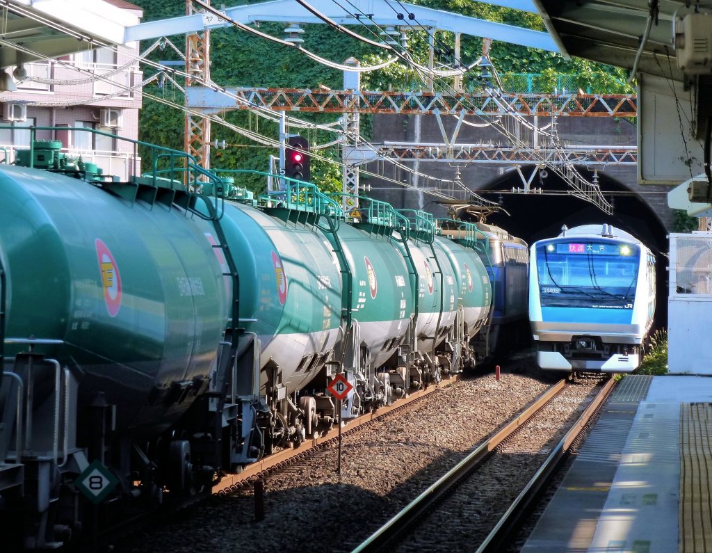 Tokyo S-Bahn, Serie 233: Güterzüge auf der Tokyo S-Bahn sind heute extrem selten, da der Güterverkehr auf einige wenige reine Güterverkehrsstrecken konzentriert ist. In Yokohama-Ishikawachô fahren aber manchmal Zisternenwagen-Blockzüge durch, wie hier bei der Kreuzung mit dem S-Bahnzug mit Steuerwagen KUHA 233-1060. 25.Oktober 2011. KEIHIN-TÔHOKU-LINIE / NEGISHI-LINIE 