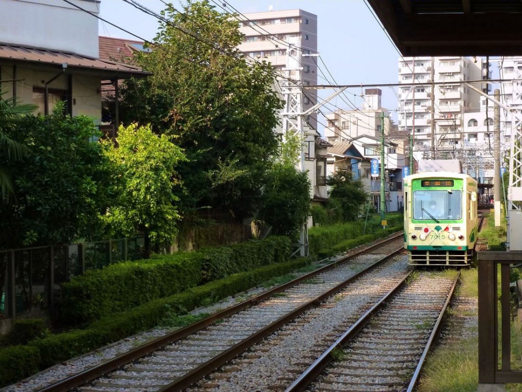 Tokyo Strassenbahn: Von den ab 1977 aus Umbau entstandenen 31 Wagen der Serie 7000 sind heute noch 21 vorhanden. Im Bild Wagen 7015 in Tokyo-Kshinzuka, 10.Oktober 2011. 