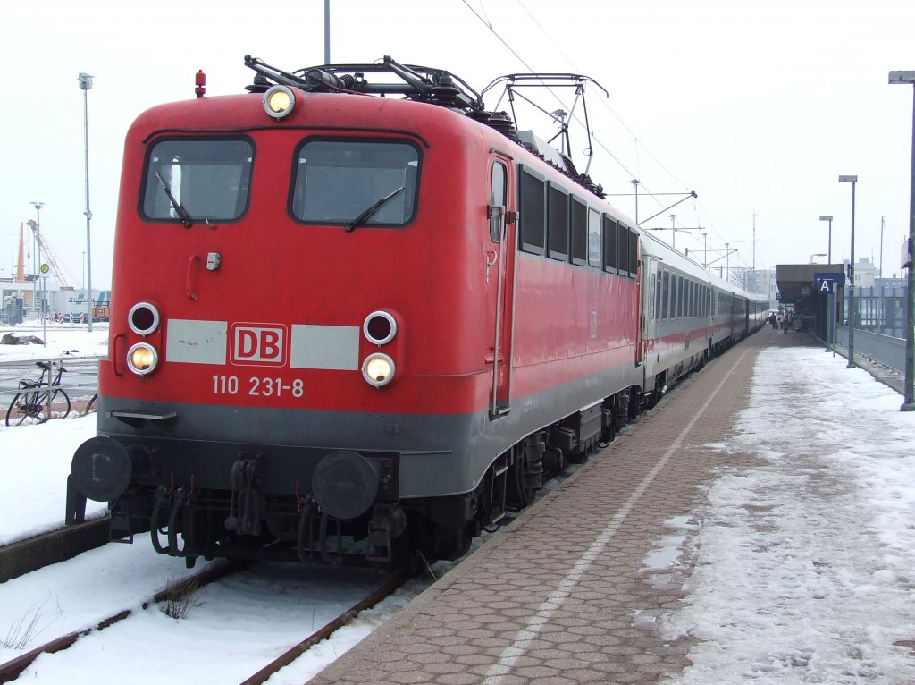 Tolle ausserplanmige Leistung mit 110 231 der DB Regio NRW GmbH, die hier diesen IC am 06.02.2010 nach Norddeich Mole gebracht hat.