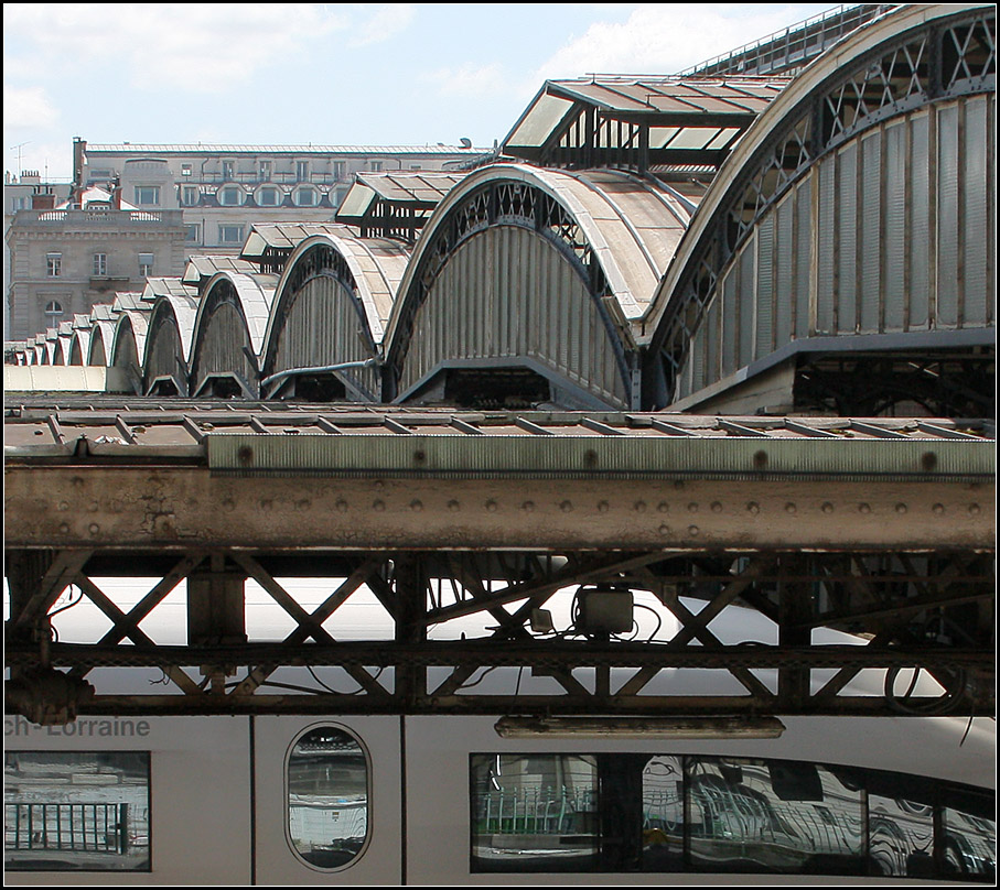 Tonnen in Reihe - 

Gare de l'Est in Paris, 

17.07.12 (M)