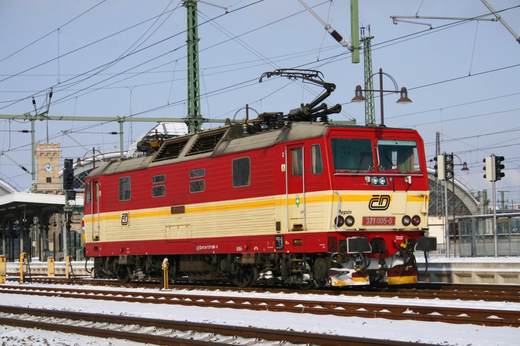 Top Sonne am 14.02.2010 in der sich 371 005 in Dresden zeigt.