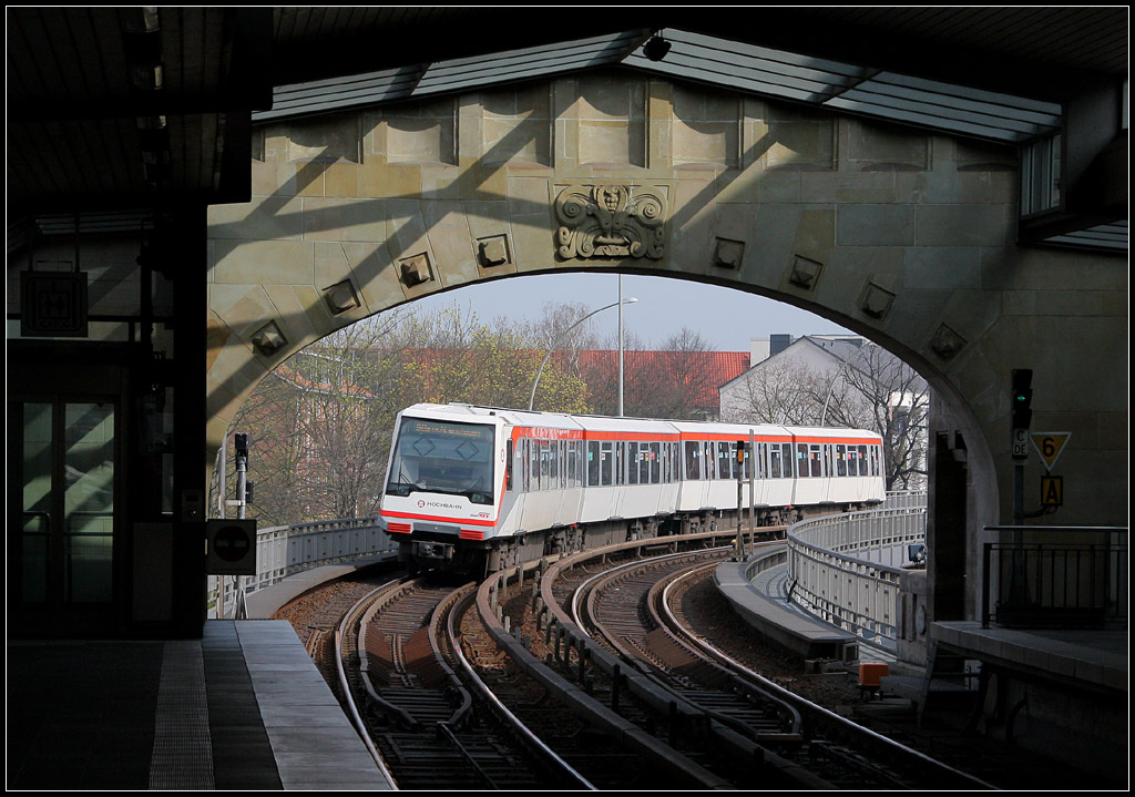 Torbogen - 

Einfahrt eines DT4-Zuges in den Hochbahnhof Denhaide. 

12.04.2012 (M)
