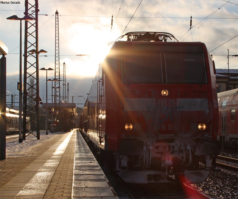 Total vereist zeigt sich 146 031 mit dem RE10127 nach Hamm schon fast beim Sonnenuntergang in D�ren Hbf 20.12.09
