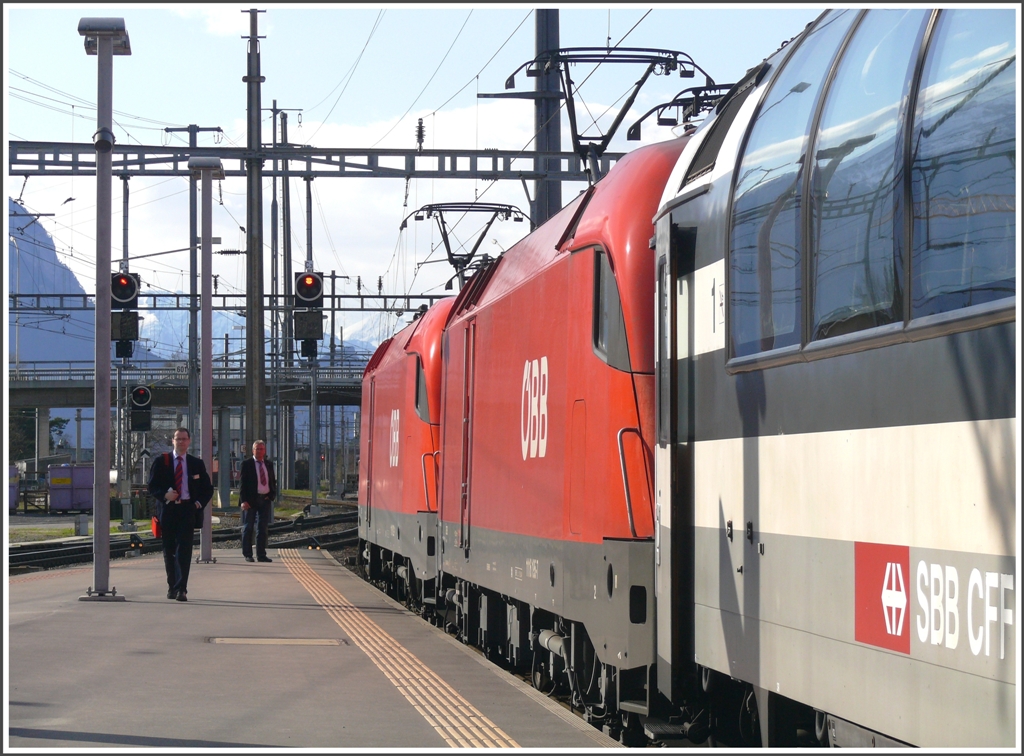 Totgesagte leben l�nger. Der SBB Panoramawagen verkehrt immer noch im EC163 Transalpin nach Wien, hier kurz vor Abfahrt in Buchs SG. (30.03.2010)