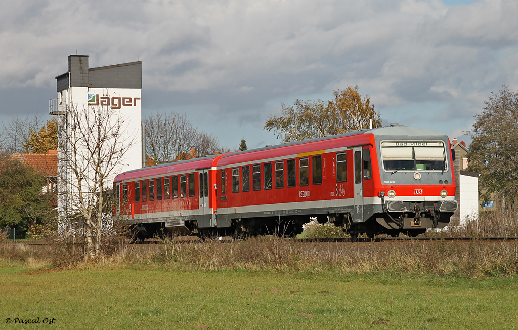 Totgesagte leben l�nger. Nachdem die Baureihe 628 bereits zum 1. November 2012 von der Niddertalbahn h�tte verschwunden sein sollen, kam am 2. November in Ermangelung eines 642 nochmals 628 698 zum Einsatz, welchen ich als RB nach Bad Vilbel kurz nach dem Verlassen des Bahnhofes Glauburg-Glauberg aufnehmen konnte.