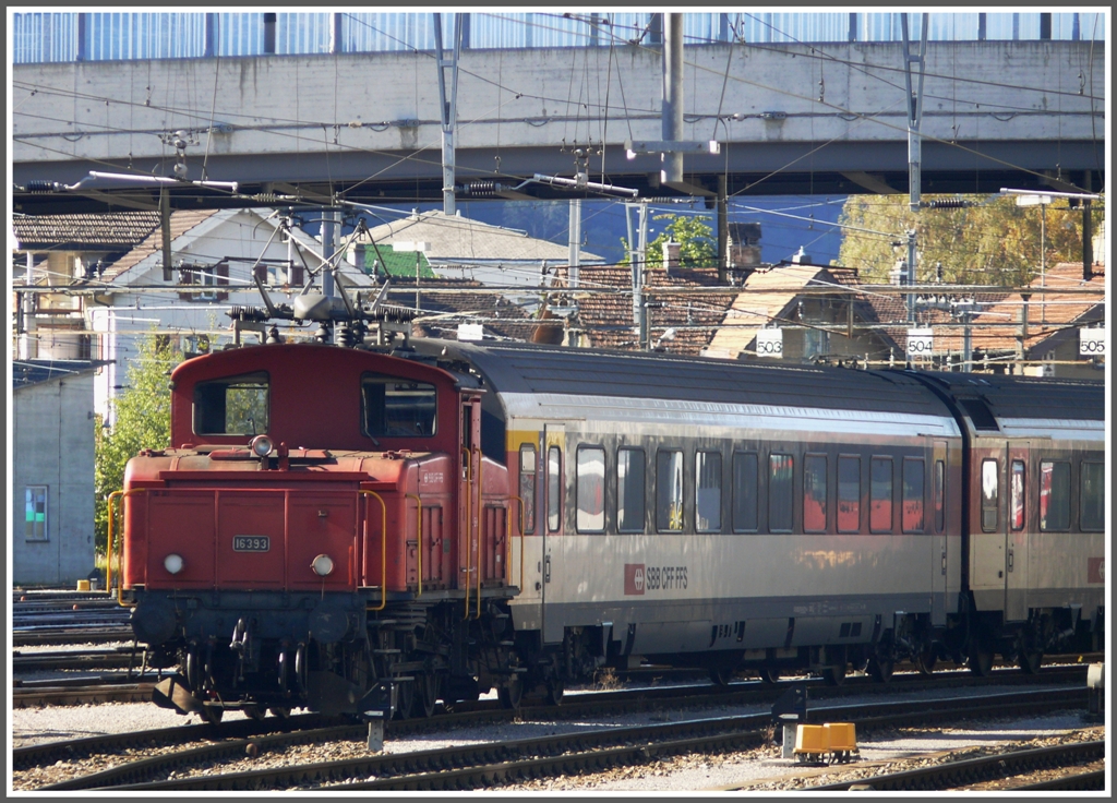 Totgesagte leben lnger. Neben einer neuen Ee 922 versieht auch immer noch diese betagte Ee 3/3 16393 Rangierdienstaufgaben in Chur. (16.10.2011)