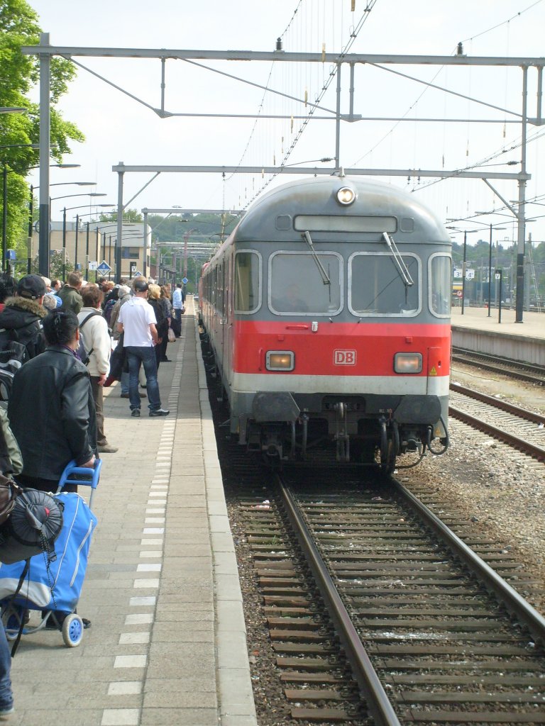 Totgesagte leben manchmal lnger. Hier fhrt eine 3-teilige n-Wagen Garnitur (immern noch als Eurobahnersatzverkehr und es ist noch kein Ende absehbar) am 15.5. als Pendel Kaldenkirchen-Venlo in Venlo ein. Nur hat man die Kapazitten mitlerweile soweit reduziert, dass der Zug, wie man ja schon am Bahnsteig sieht, zum brechen voll war. Am Zugende schiebt eine Lok der Br 111.